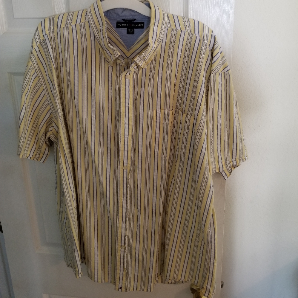 Short sleeve buttondown shirt